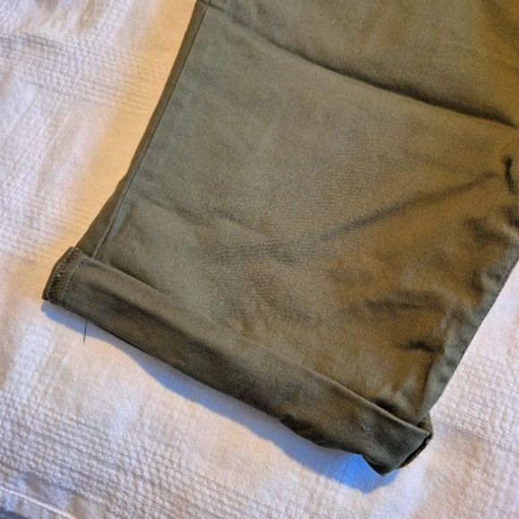 Chaps women's size 18W olive green cropped pants, lots of stretch, NWT - Picture 3 of 7